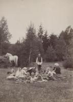 Мяздриков И.П. Муром, 1898-1899. Семейный пикник в лесу. 16,5х12 см Архивный номер 26-08-46