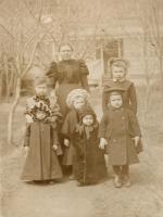 Мяздриков И.П. Муром, 1896-1897. Супруга фотографа Александра Александровна с детьми во дворе дома. 11х8 см Архивный номер 26-08-36